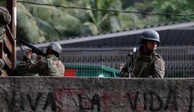 Forças Armadas montam estrutura na mata para prender criminosos na Rocinha Militares fazem operação na favela da Rocinha após guerra entre traficantes pelo controle da área