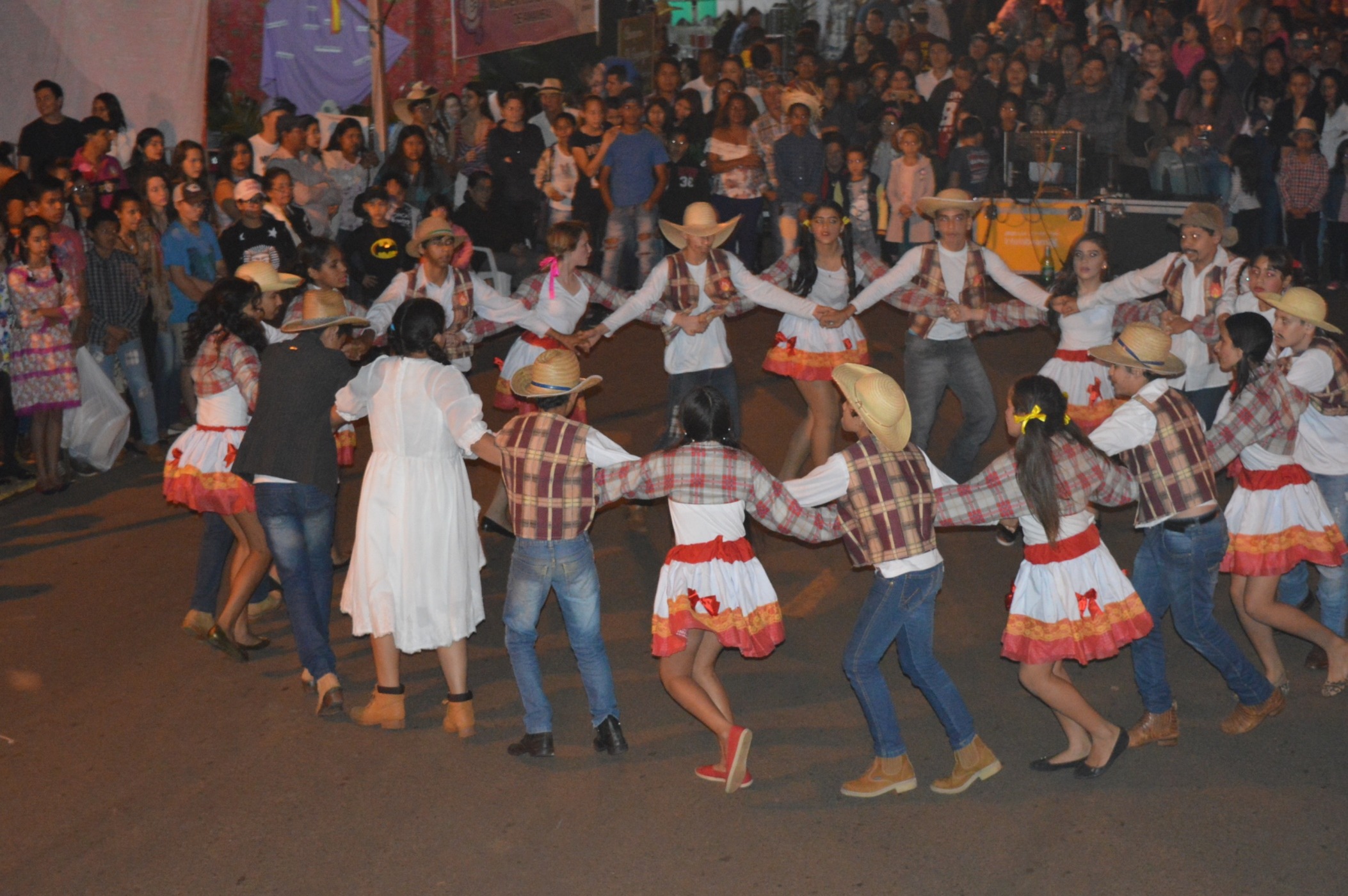 Amambai já se prepara para as festas juninas, julinas e agostinas Quadrilha é uma das marcas das festas juninas / Foto: Moreira Produções