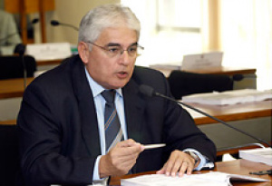 Hora extra poderá integrar valor do 13º salário Senador Efraim Morais, relator do projeto PLS 470/2008.