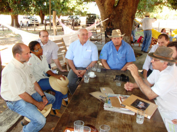 Klabin (de camisa bege, no centro) e Zé Ito (camisa azul clara) participaram de reunião no Pantanal. (Fotos: Rosane Amadori)