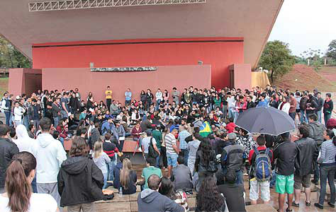 Manifestaram foram à Concha Acústica Helena Meirelles marcar a adesão no protesto nacionalFoto: Luiz Alberto