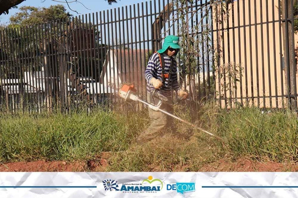 Prefeitura acelera serviços de manutenção da cidade Roçar gramados, um dos serviços realizados