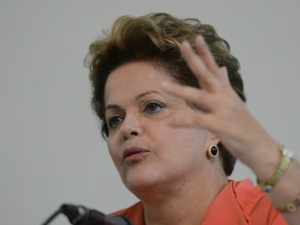 Em sua conta no Twitter, Dilma escreveu que, graças às lutas das mulheres, o Brasil está mudando