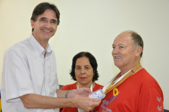 Jogos da Melhor Idade: Amambai conquista títulos no dominó e tênis de mesa Luiz Carlos conquistou o 3° lugar no tênis de mesa e o casal conquistou o 2° lugar no dominó misto; na foto, os dois com o prefeito Dirceu Lanzarini.