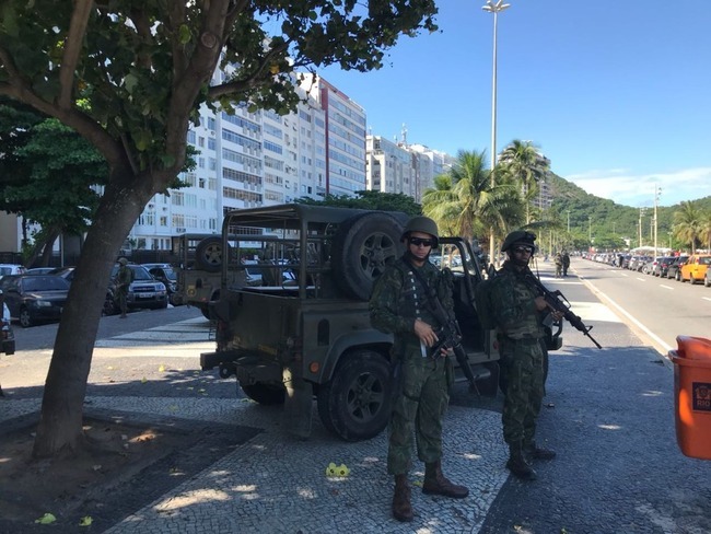 Soldados das Forças Armadas no Leme, Zona Sul (Foto: Henrique Coelho/G1)