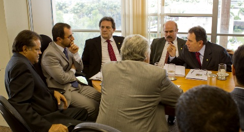 Cade decide investigar compra de frigoríficos pelo Grupo JBS Cade decide investigar compra de frigoríficos pelo Grupo JBS