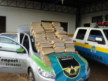 O carro transportava 300 quilos de maconha em 231 tabletes (Foto: PMR)