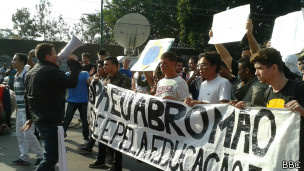 Brasil vive 'esquizofrenia' com protestos, diz 'El País' Para autor, Brasil vive paradoxo entre crescimento e exigência por serviços de qualidade