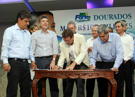 Cezar Scherer, do Ministério das Cidades, assina O.S ao lado do governador