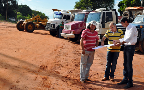 Prefeitura inicia implantação de 18.681 m² de asfalto em Amambai Prefeito Dirceu avalia projeto de asfalto para ruas de Amambai