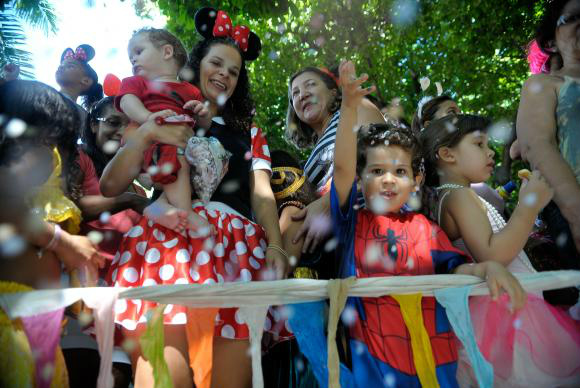 No Rio, bloco infantil contagia pais e filhos que brincam o carnaval de rua
