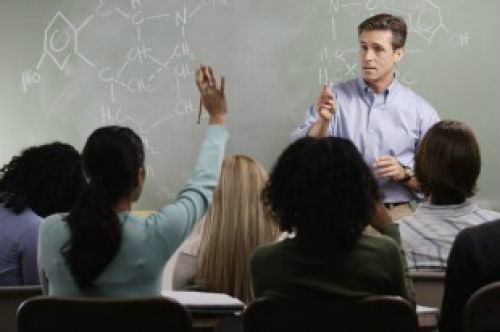 Piso dos professores deve ter reajuste de 7,97%, diz estudo da CNM