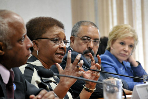Para ministra, igualdade racial deve ser vista como questão estratégica Luiza Bairros: não podemos pagar o preço de deixar os negros fora do desenvolvimento