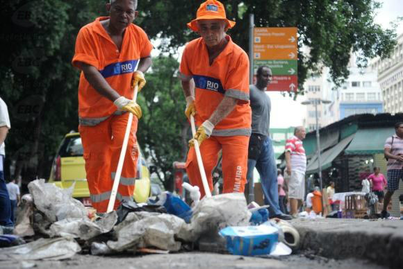 Descarte correto de lixo no carnaval ajuda a combater o Aedes aegypti Descarte correto de lixo no carnaval ajuda a combater o Aedes aegypti