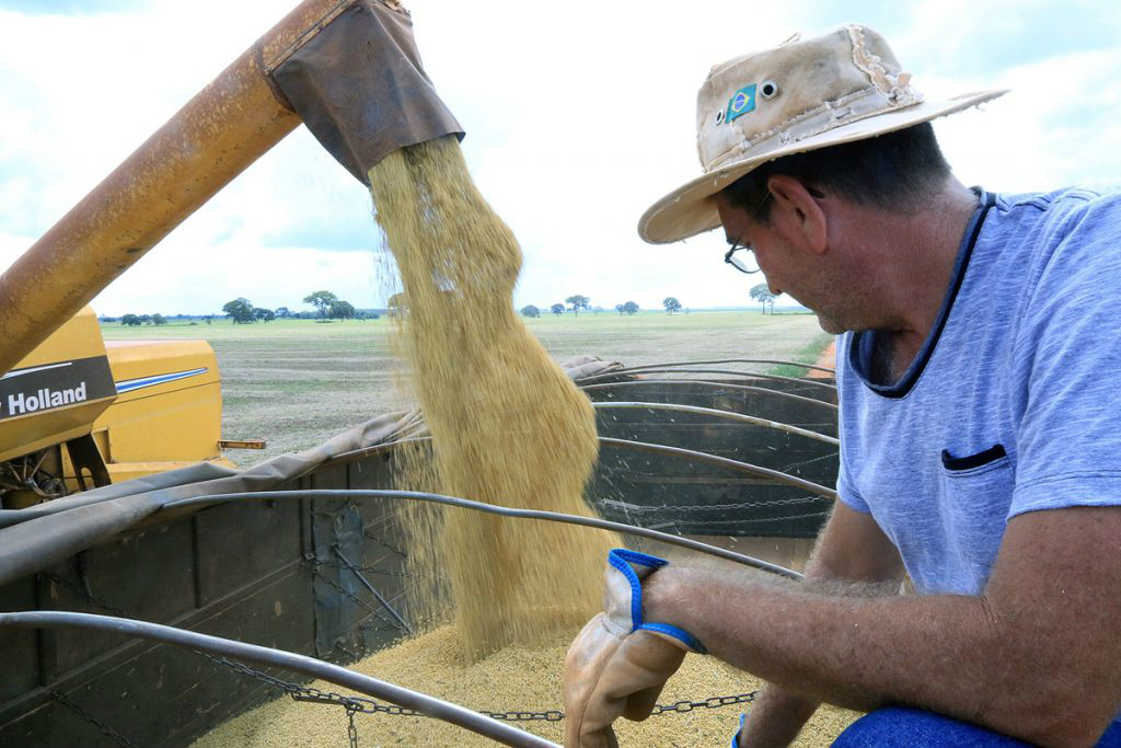 Produtor colhe sua safra de soja sabendo que terá boas estradas para chegar seu produto ao mercadoFoto: Divulgação 