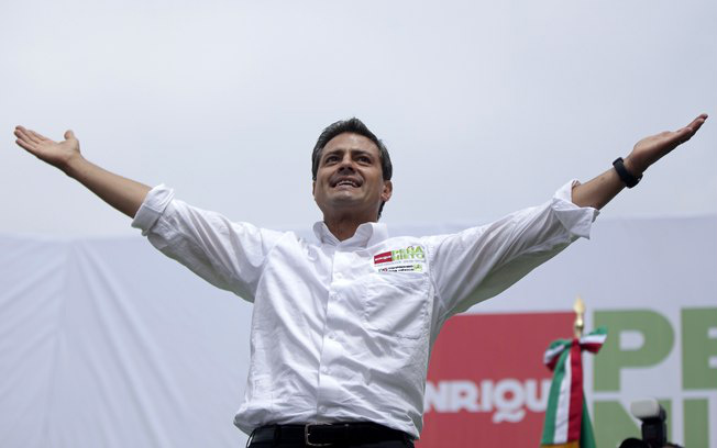 Candidato presidencial do PRI, Enrique Penã, é visto durante comício de fechamento de campanha em Toluca, México