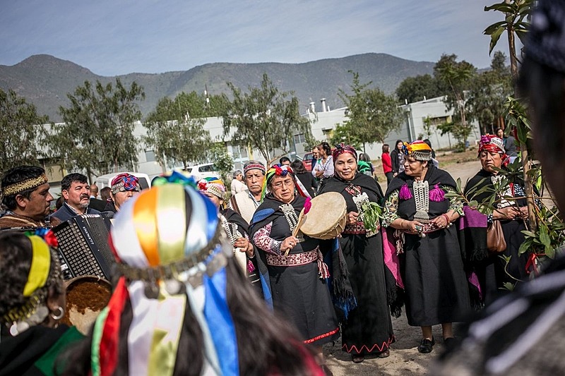 Polícia reprime mulheres mapuche que tentam vender alimentos durante pandemia Mulheres mapuche em ritual tradicional de sua religião - Paola Cornejo