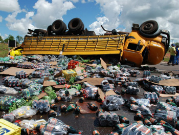 Caminhão de bebidas tomba e carga fica espalhada na rodovia em MS