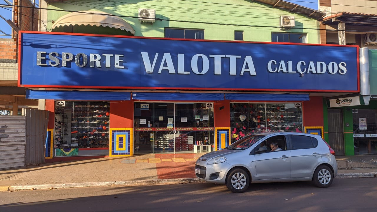 Valotta Calçados faz atendimento remoto através do WhatsApp A loja está localizada na avenida Pedro Manvailler / Foto: Moreira Produções