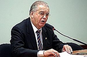 Caminhoneiro poderá pagar pedágio menor em rodovia federal Deputado Nelson Marquezelli (PTB-SP): muito do que se arrecada com pedágios não é usado para melhorar as estradas.