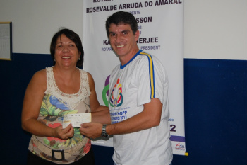 Festival do Chopp do Rotary de Amambai promove parcerias com oito entidades Vilma Selhorst, da AMA, com o rotariano Edimilson Sanches, durante repasse de recursos do Ferechopp 2011.