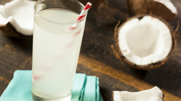 4 coisas existentes na água de coco que explicam por que ela é tão benéfica