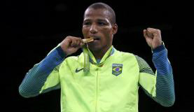 Robson Conceição recebe a medalha de ouro, a primeira do boxe brasileiro / Foto: Reuters/Peter Cziborra