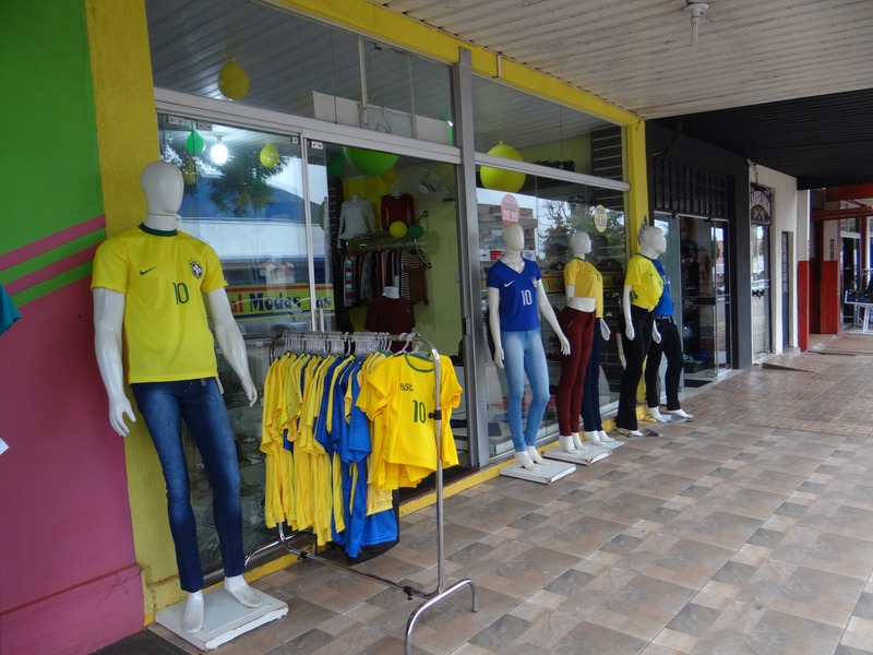 Copa do Mundo é promessa para elevar vendas no comércio amambaiense Mesmo que de forma tímida, as cores verde e amarelo colorem alguns comércios amambaienses / Foto:Moreira Produções