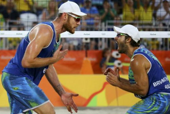 Alison e Bruno Schmidt vencem dupla holandeses e disputam o ouro na quinta-feira / Foto: Reuters/Pilar Olivares