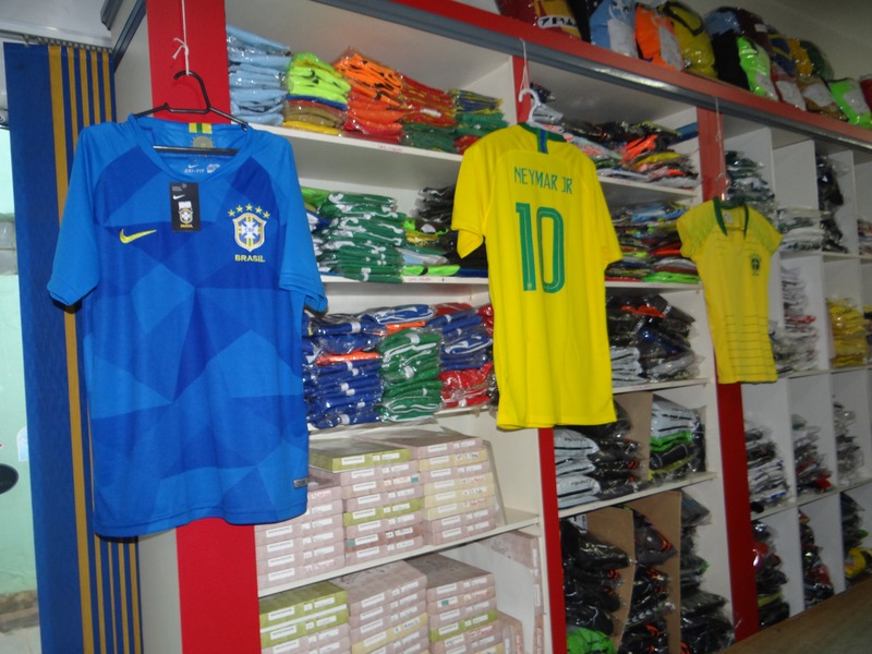 Copa do Mundo é promessa para elevar vendas no comércio amambaiense Camisetas do Brasil podem ser parceladas em até seis vezes no cartão ou crediário próprio / Foto: Moreira Produções