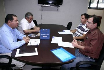 IBGE e Assomasul apresentarão aos prefeitos de MS Pesquisa de Informações Básica Sebastião Filho e Santo Rossetto com técnicos do IBGE na Assomasul Sebastião Filho e Santo Rossetto com técnicos do IBGE na Assomasul