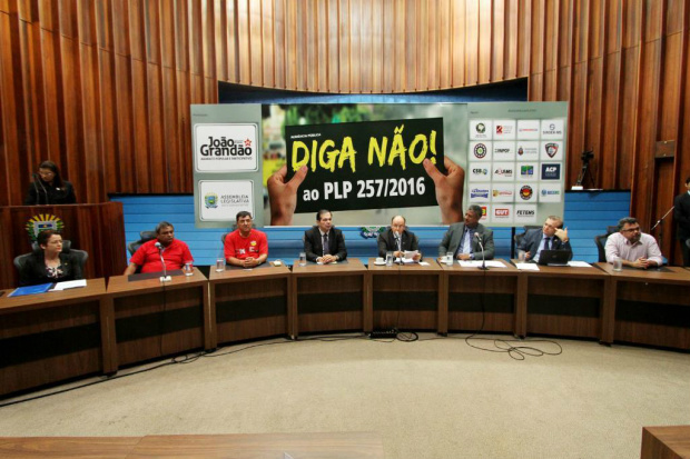 Dados apresentados por palestrantes preocupam ainda mais os trabalhadores Como encaminhamento será proposta a criação de uma Frente Parlamentar em Defesa dos Direitos dos Trabalhadores na ALMSFoto: Wagner Guimarães