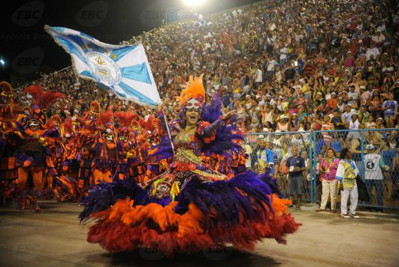 Unidos de Vila Isabel termina desfile no Rio sob aplausos de 'é campeã' Unidos de Vila Isabel termina desfile no Rio sob aplausos de 'é campeã'