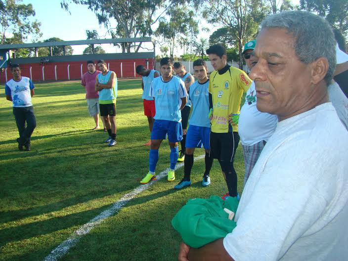 No primeiro jogo-treino, SECC Amambai faz 3x0 sobre o Clube dos 40 O técnico do SECC Amambai, Zé Mississipi (D); time apresentou bom desempenho no primeiro jogo treino.