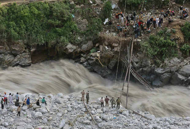 Índia tem pelo menos 180 mortos e 1 milhão de desalojados pela chuva