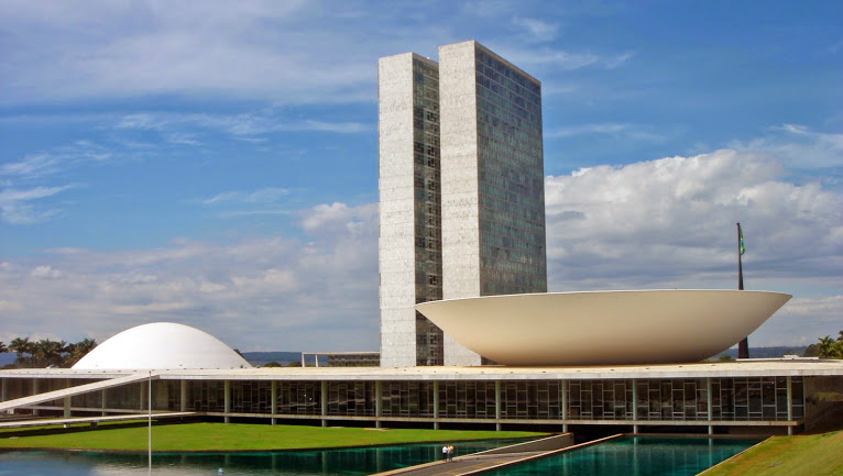 Planalto instaura comissão para apurar sumiço de joias da faixa presidencial Divulgação