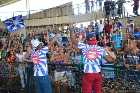 Integrantes da Unidos de Três Lagoas comemoram bicampeonato do carnaval. (Foto: Cláudio Pereira)