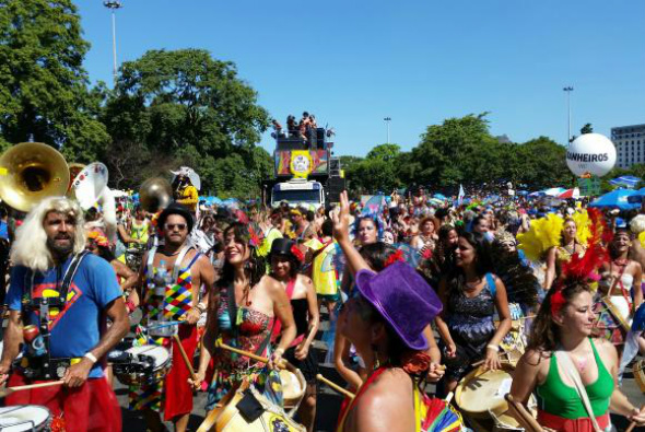 Segundo a prefeitura, cerca de 100 mil pessoas participaram do desfile da Orquestra Voadora, no Aterro do FlamengoFoto: Flávia Villela/Agência Brasil
