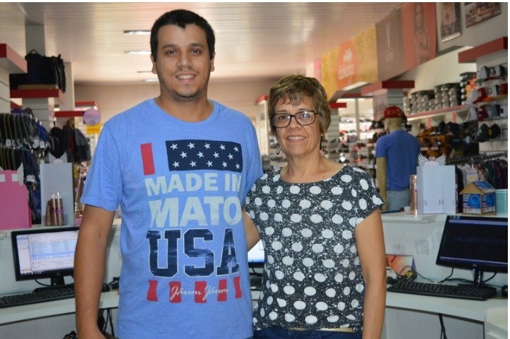 Em meio a instabilidade econômica, Dia dos Namorados é alívio para comerciantes Eliane Valotta ao lado do filho, Júnior / Foto: Moreira Produções