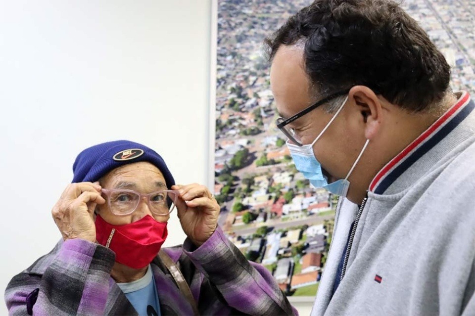 Prefeito Dr. Bandeira durante entrega de óculos / Fotos: Decom