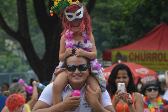 Cabelos pintados com cores extravagantes caíram no gosto dos foliões da Baratinha / Foto: Antonio Cruz