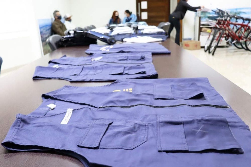 kits com camisetas, coletes e pastas de trabalho foram entregues