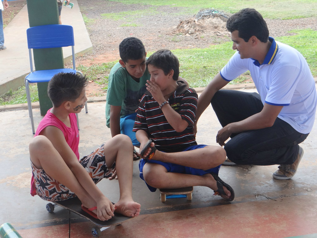 Rotary de Amambai comemora 110 anos da instituição com ação social O rotariano Adilson Ruiz conversa com jovens durante a realização do projeto na escola Maria Bataglin Machado. (Moreira Produções / Assessoria de Comunicação)