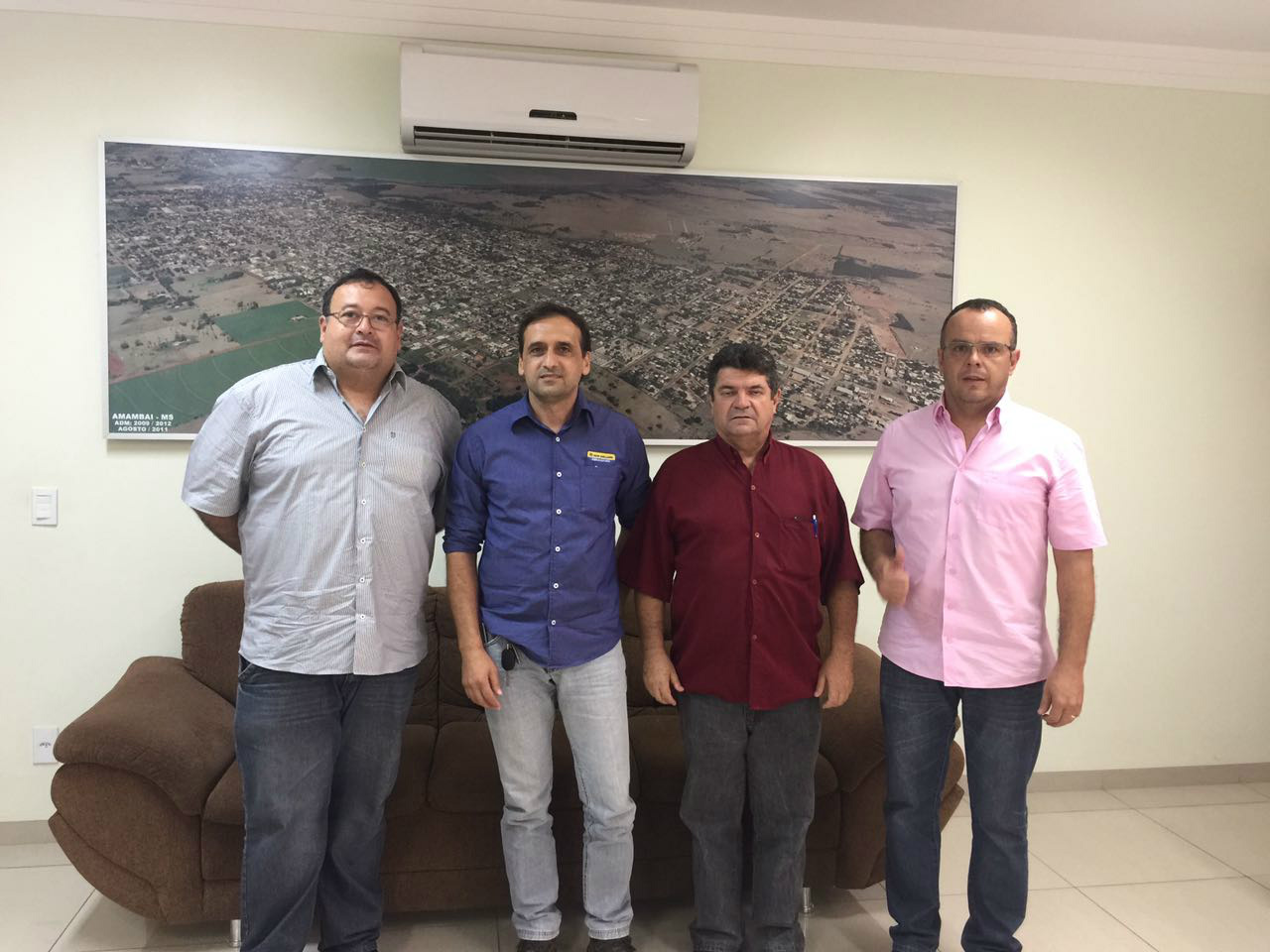 Mais uma empresa está sendo instalada em Amambai (E/D) Prefeito Dr. Bandeira; o gerente da Equagril, Denilson Marques Farias; o secretário municipal de Indústria e Comércio, Ubiratan Martins; e o assessor da Secretária de Indústria e Comércio, Paulo Rogério Fernandes. / Foto: Decom