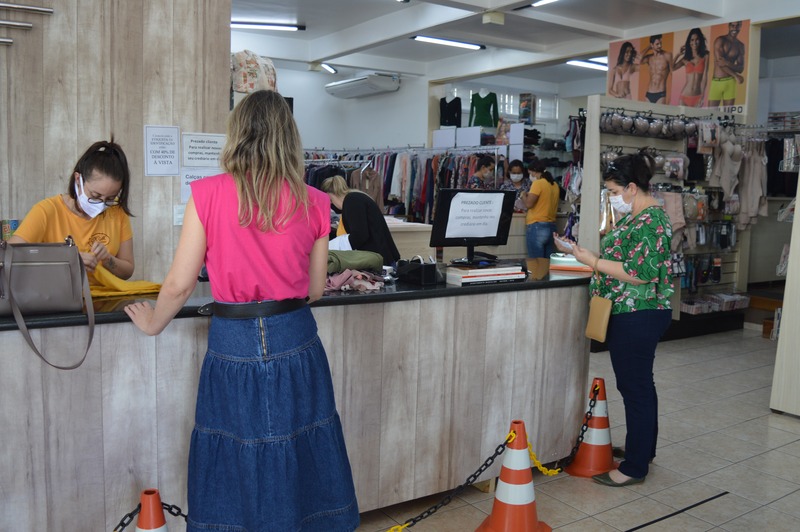 Em meio a instabilidade econômica, Dia dos Namorados é alívio para comerciantes Comprando à vista na KM Magazine, você tem 20% de desconto / Foto: Moreira Produções