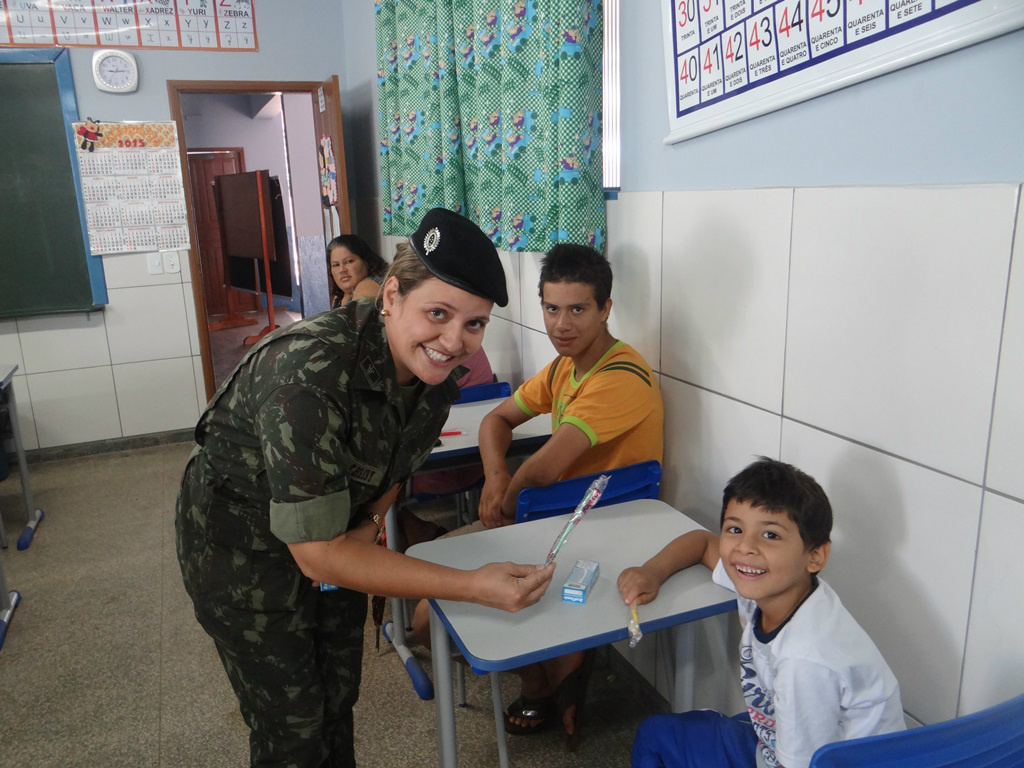 Rotary de Amambai comemora 110 anos da instituição com ação social Orientações sobre saúde bucal foram feitas pela militar dentista Thaisy Escobar. (Moreira Produções / Assessoria de Comunicação)