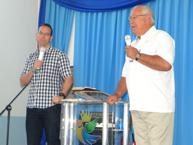 Copea promove café com pastores em Amambai Walter Ponder e seu tradutor / Foto: Moreira Produções