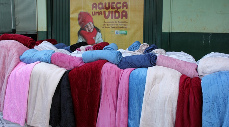 Governo do Estado entrega 80 mil cobertores para municípios Cobertores distribuídos aos municípios