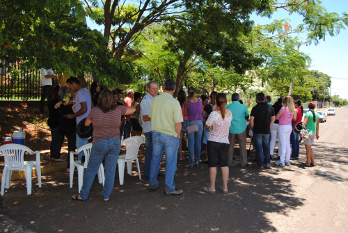 Pais se organizam para garantir vagas para seus filhos na escola Dom Aquino Pais de alunos se mobilizam em frente ao Dom Aquino para garantir uma vaga para seus filhos. Foto: Moreira Produções.