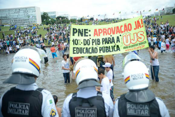 Em ato, estudantes pedem votação do PNE e 10% do PIB para educação Estudantes e representantes de movimentos sociais tomam banho no no espelho d' água em frente ao Congresso em ato da Jornada de Lutas da Juventude - Marcelo Camargo/Agência Brasil